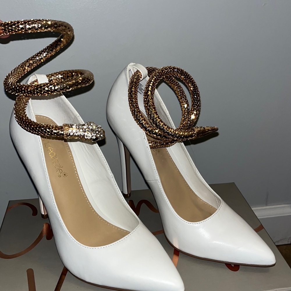White pumps with gold snake anklet